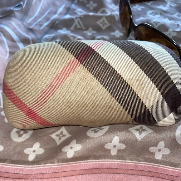 ❤️SOLD❤️ Burberry sunglasses - Picture 11 of 15